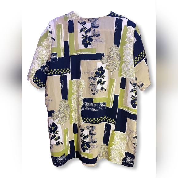 Christie&Jill Short-Sleeve Printed Fabric Covered-Buttons Tunic Blouse, Size XL - Picture 2 of 7